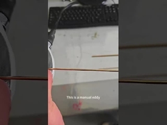 Il rivelatore di difetti di corrente vorticale passa attraverso la sonda per ispezionare la barra di rame manualmente