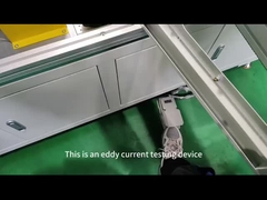 Un'unità di corrente vorticale rileva due pezzi di lavoro contemporaneamente: dischi e tubi di rame.